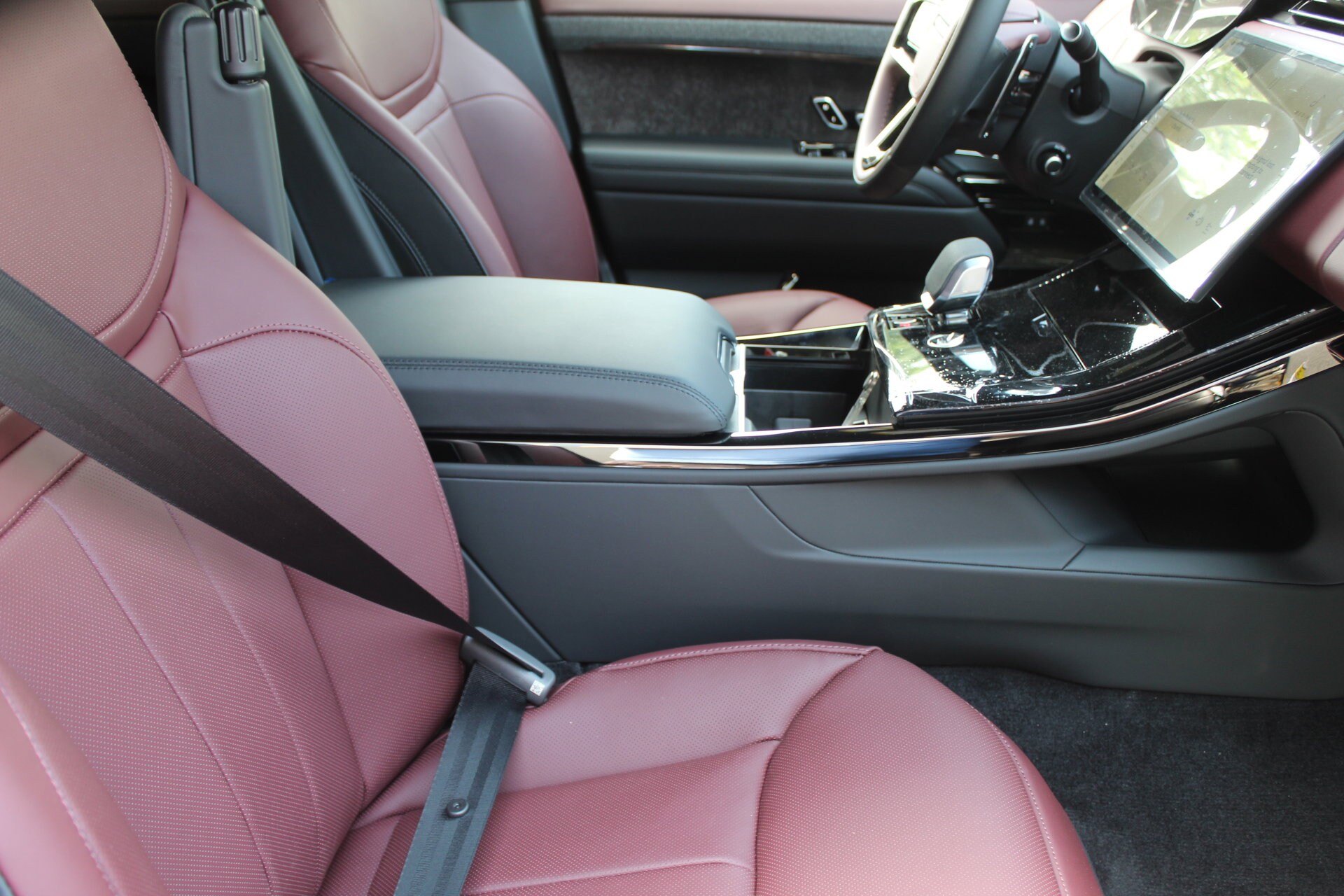 2025 Land Rover Range Rover Sport SE photo 3