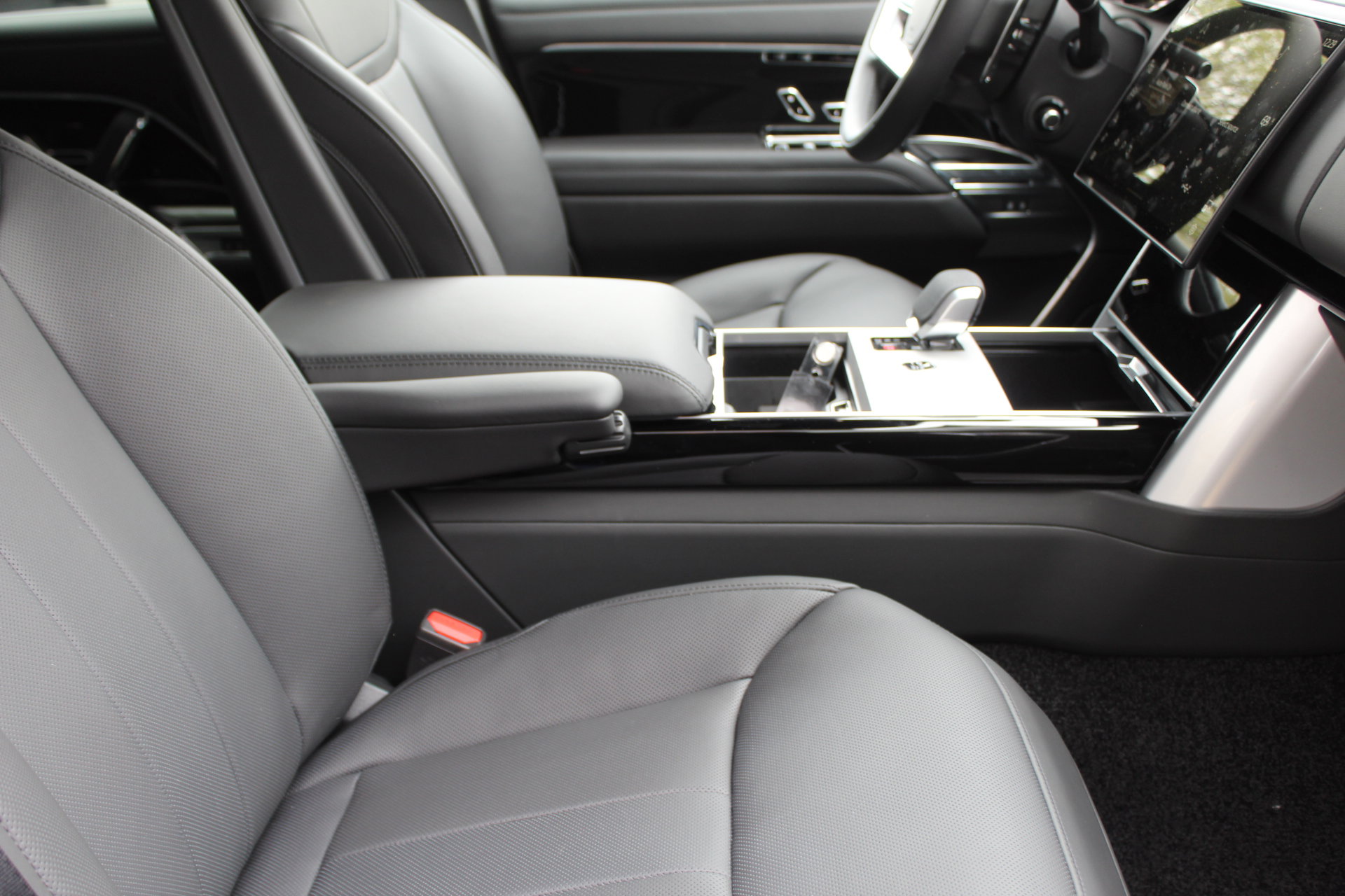 2025 Land Rover Range Rover SE photo 2