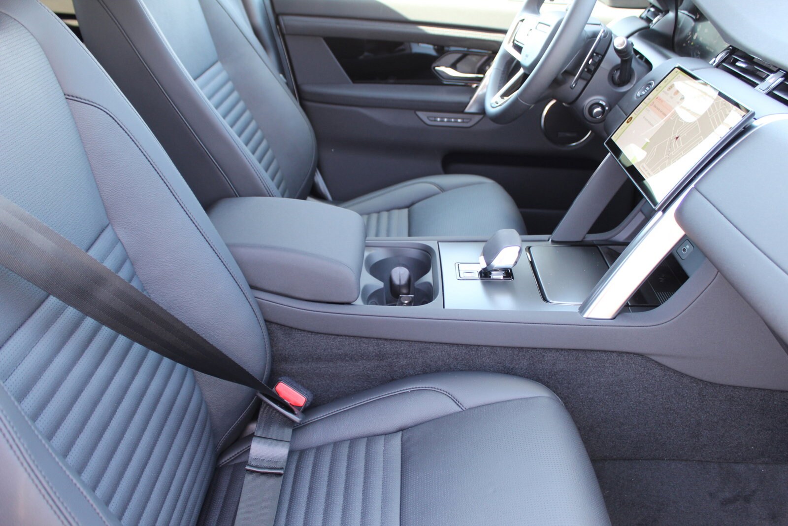 2025 Land Rover Discovery Sport S photo 3