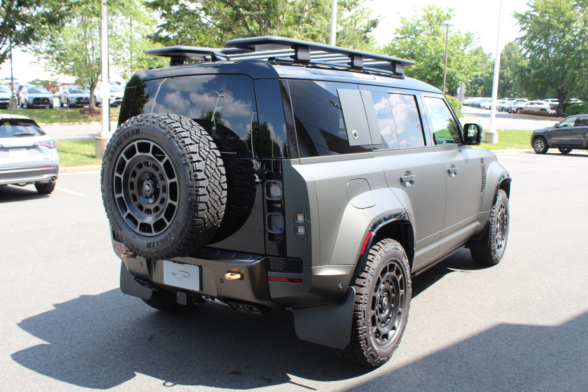 2025 Land Rover Defender 110 photo 2