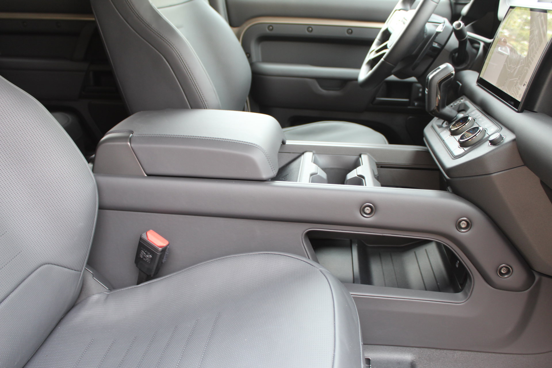 2025 Land Rover Defender 110 photo 3