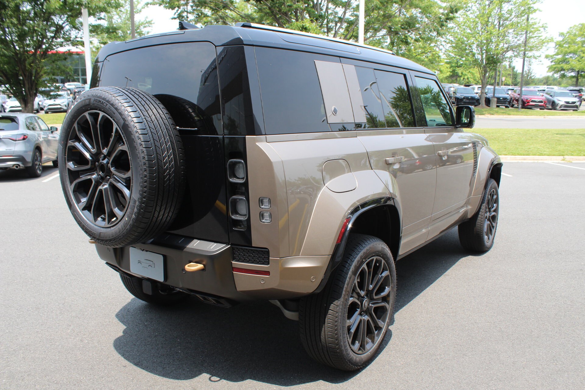 2025 Land Rover Defender 110 photo 2