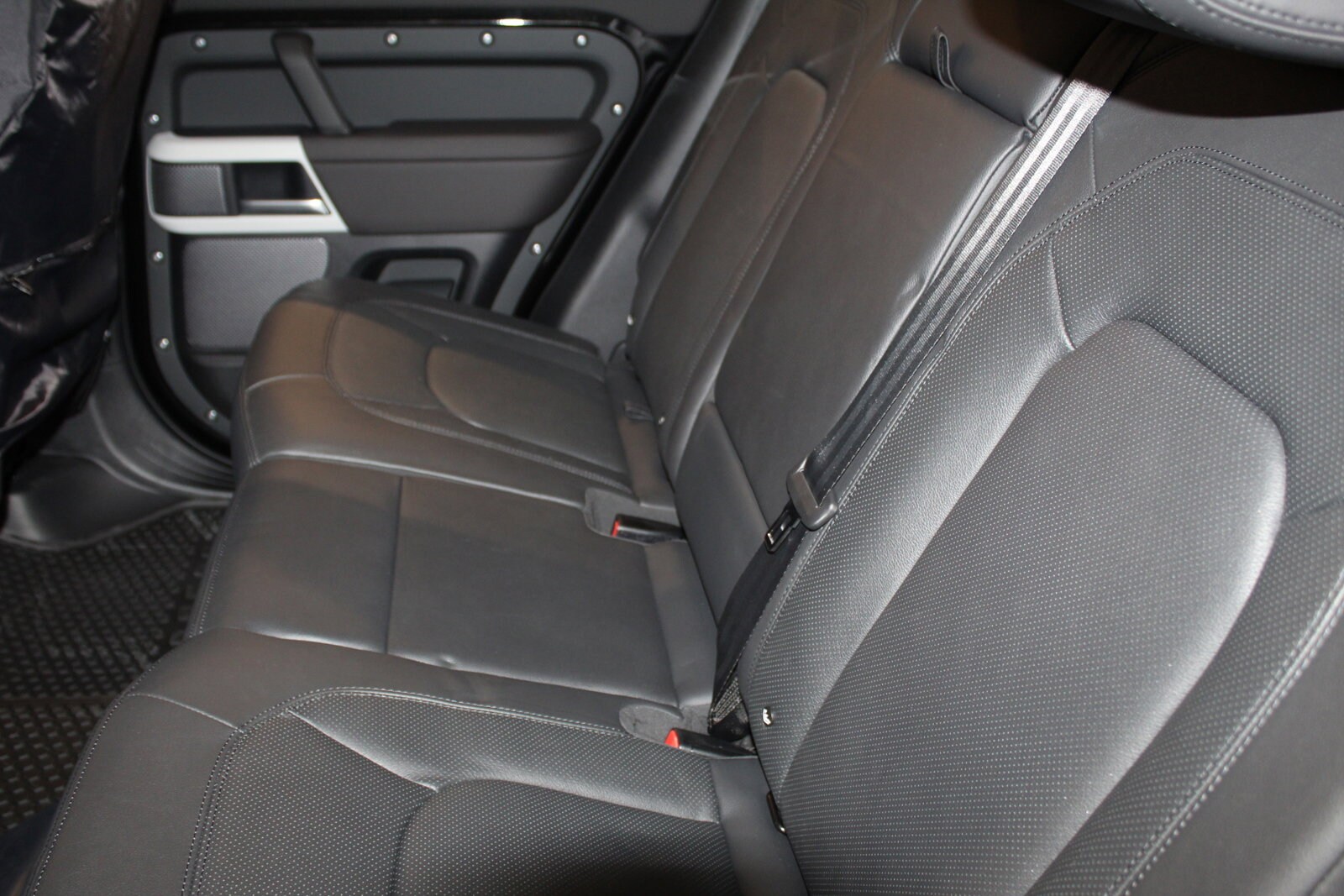2024 Land Rover Defender 110 S photo 4
