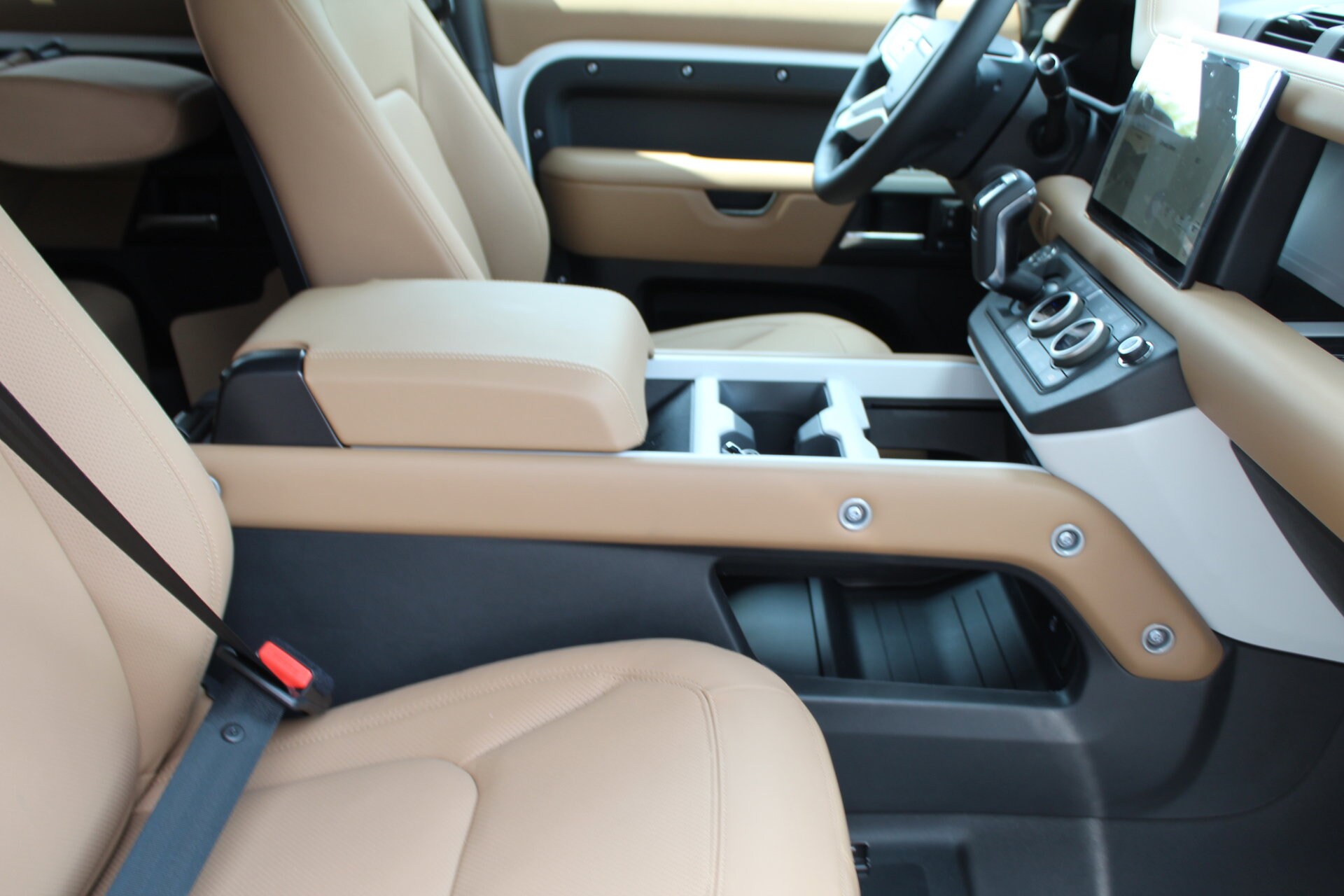 2025 Land Rover Defender 130 X-Dynamic SE photo 2