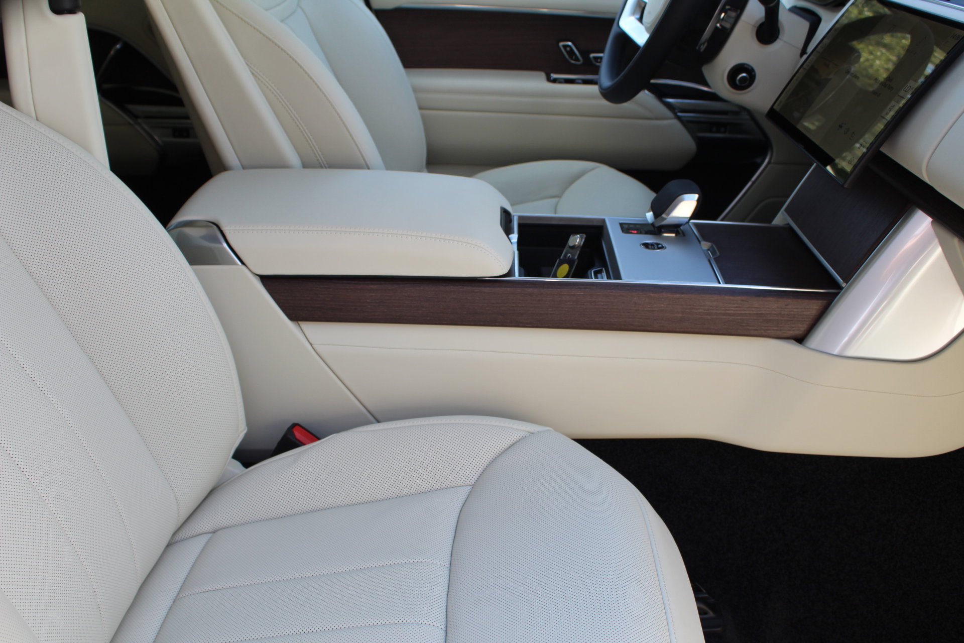 2025 Land Rover Range Rover SE photo 3