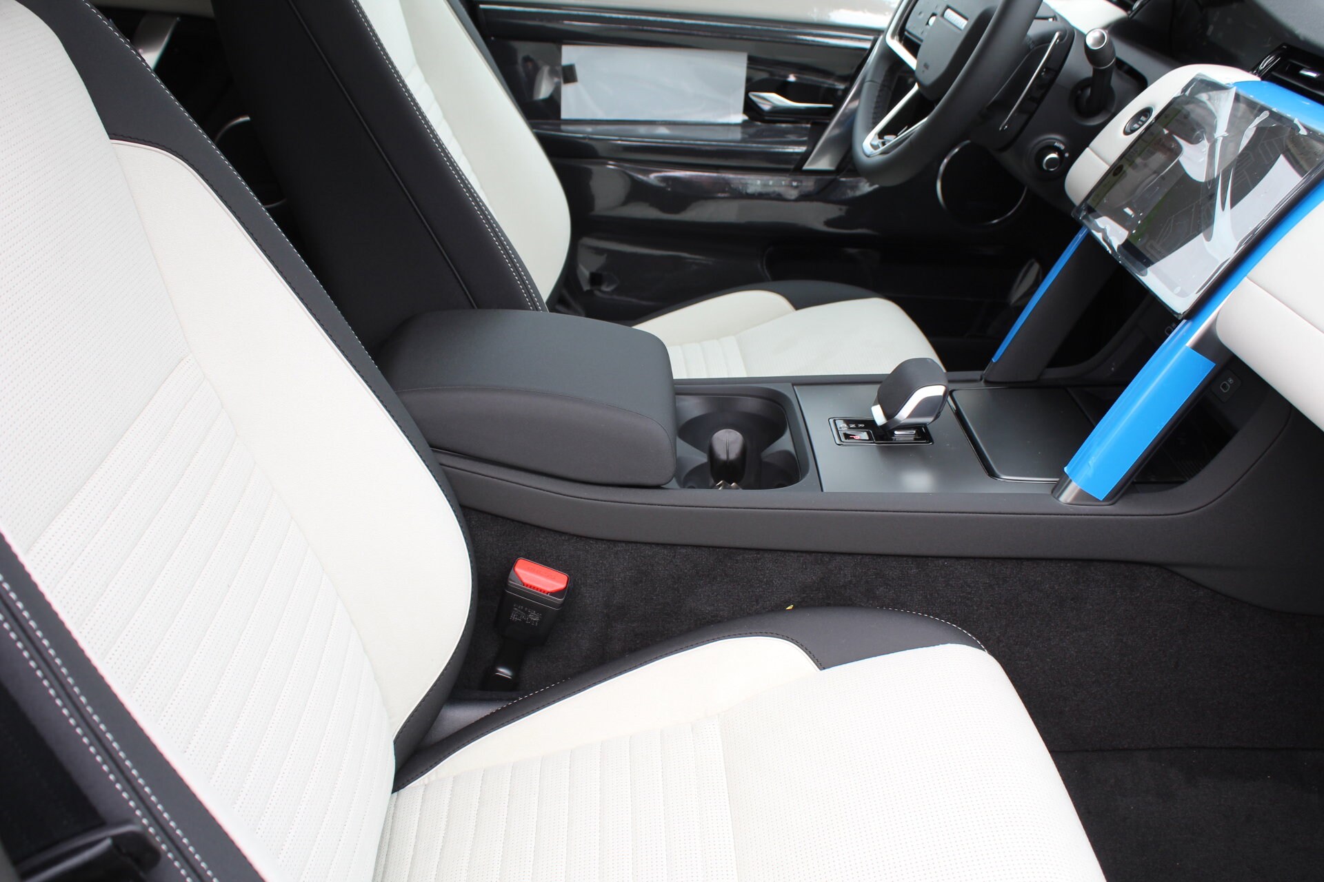 2025 Land Rover Discovery Sport S photo 3