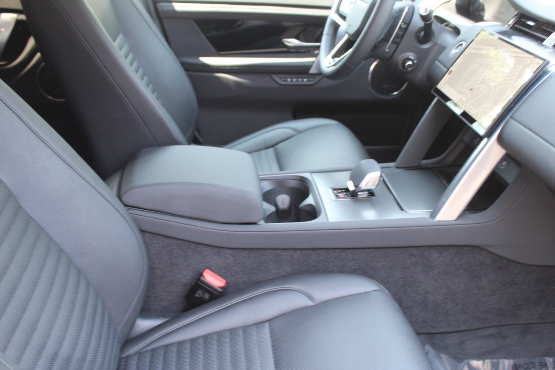 2024 Land Rover Discovery Sport S photo 3