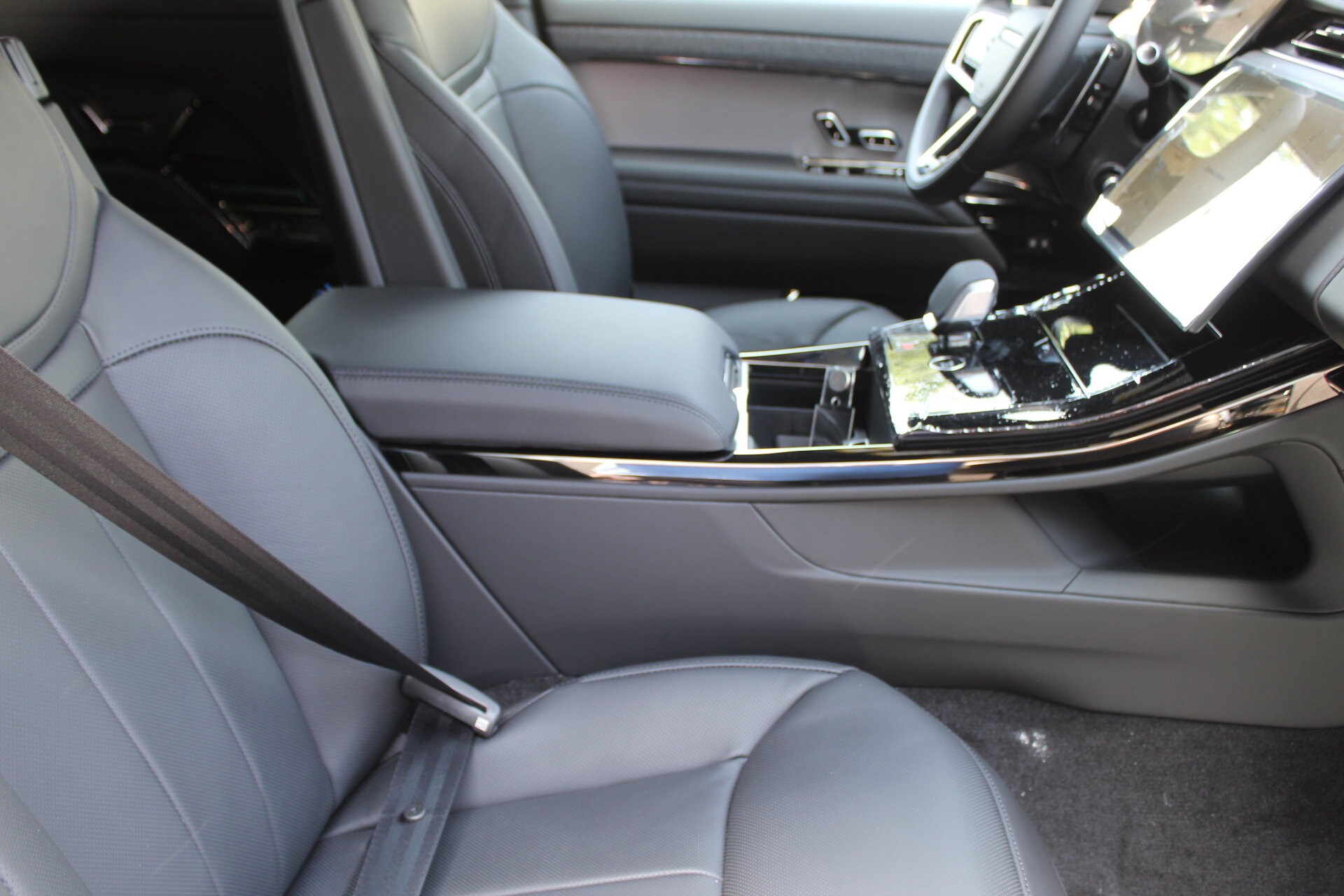 2025 Land Rover Range Rover Sport SE photo 3