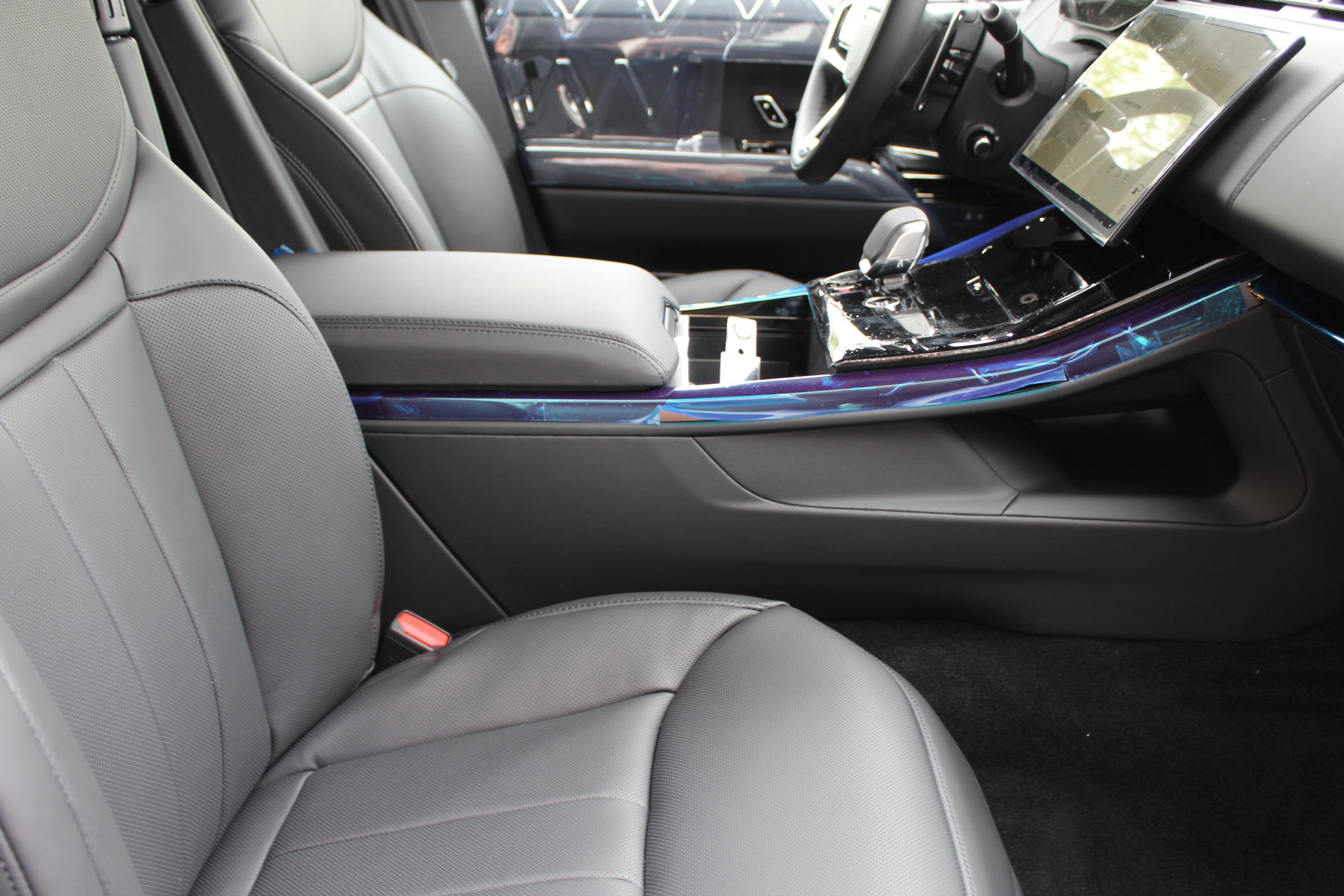 2025 Land Rover Range Rover Sport SE photo 3