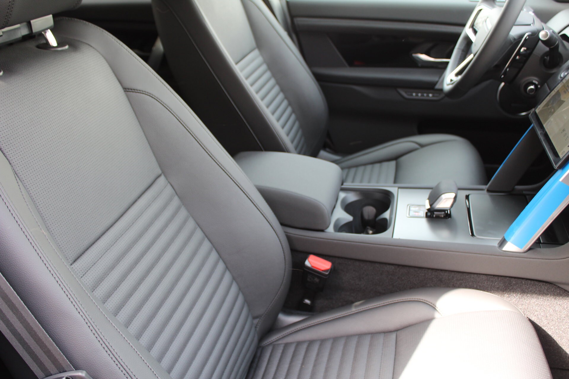 2025 Land Rover Discovery Sport S photo 3