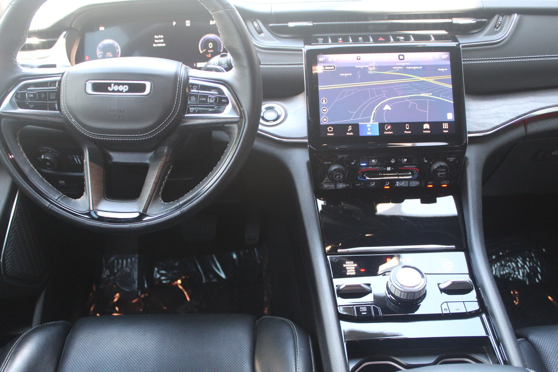 2023 Jeep Grand Cherokee Overland photo 4