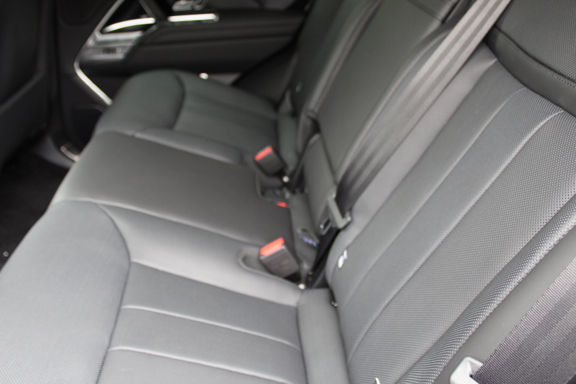 2025 Land Rover Range Rover SE photo 3