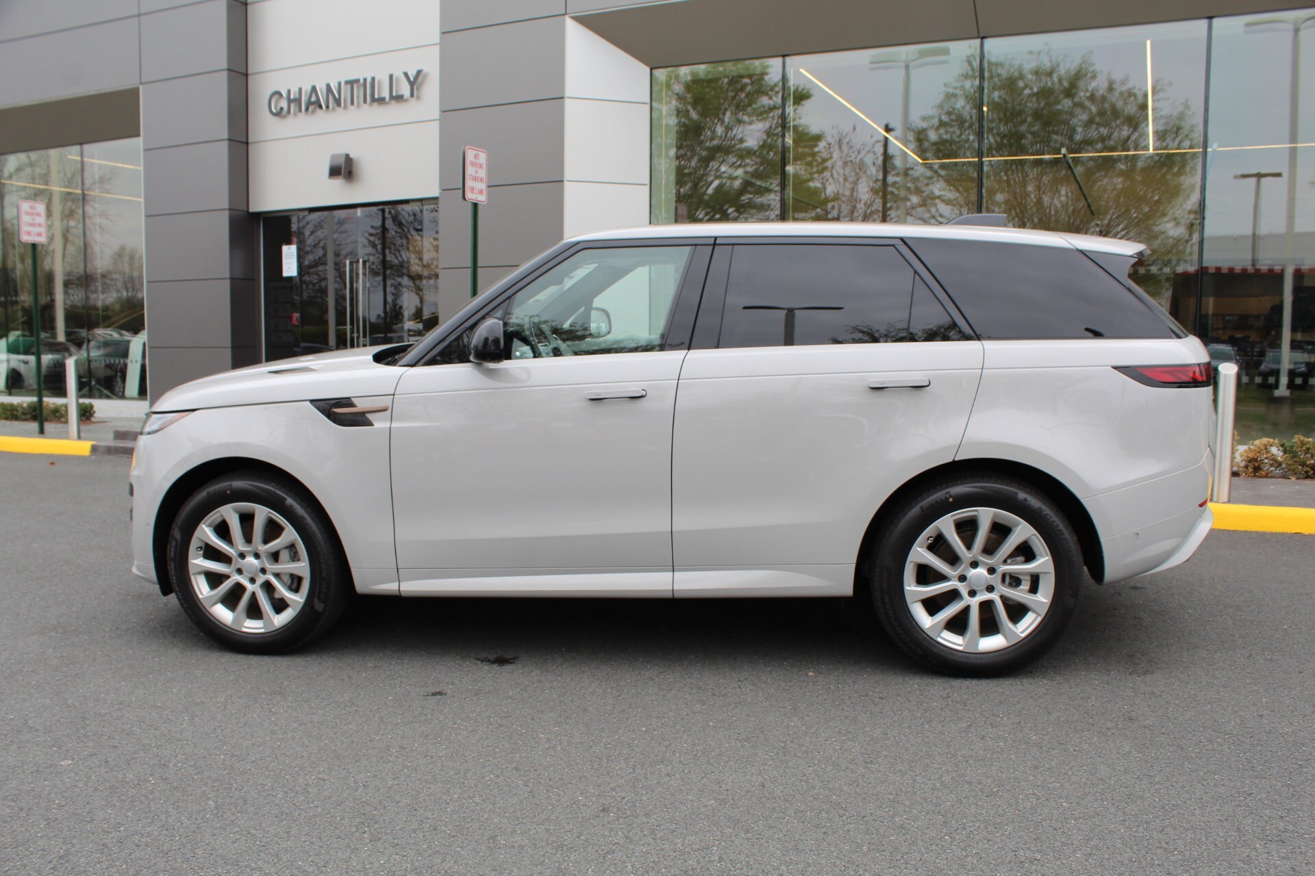 2025 Land Rover Range Rover Sport SE photo 3