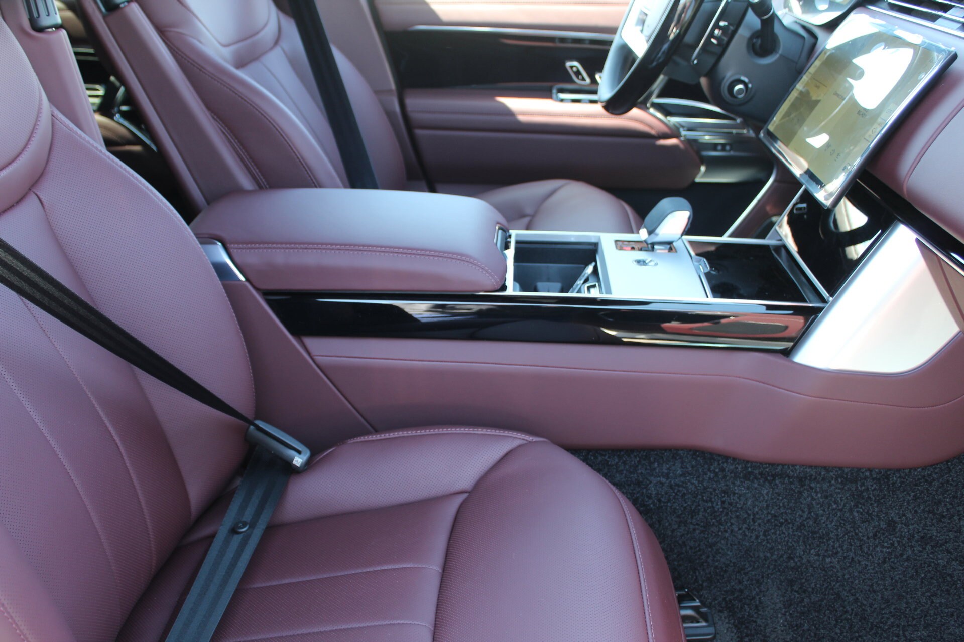2025 Land Rover Range Rover SE photo 3