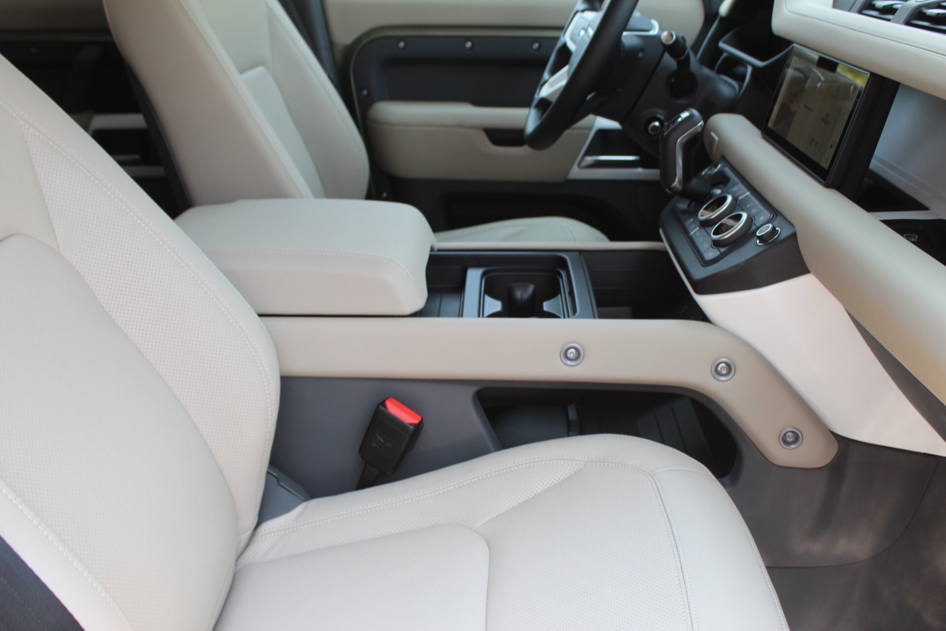 2024 Land Rover Defender 110 S photo 3