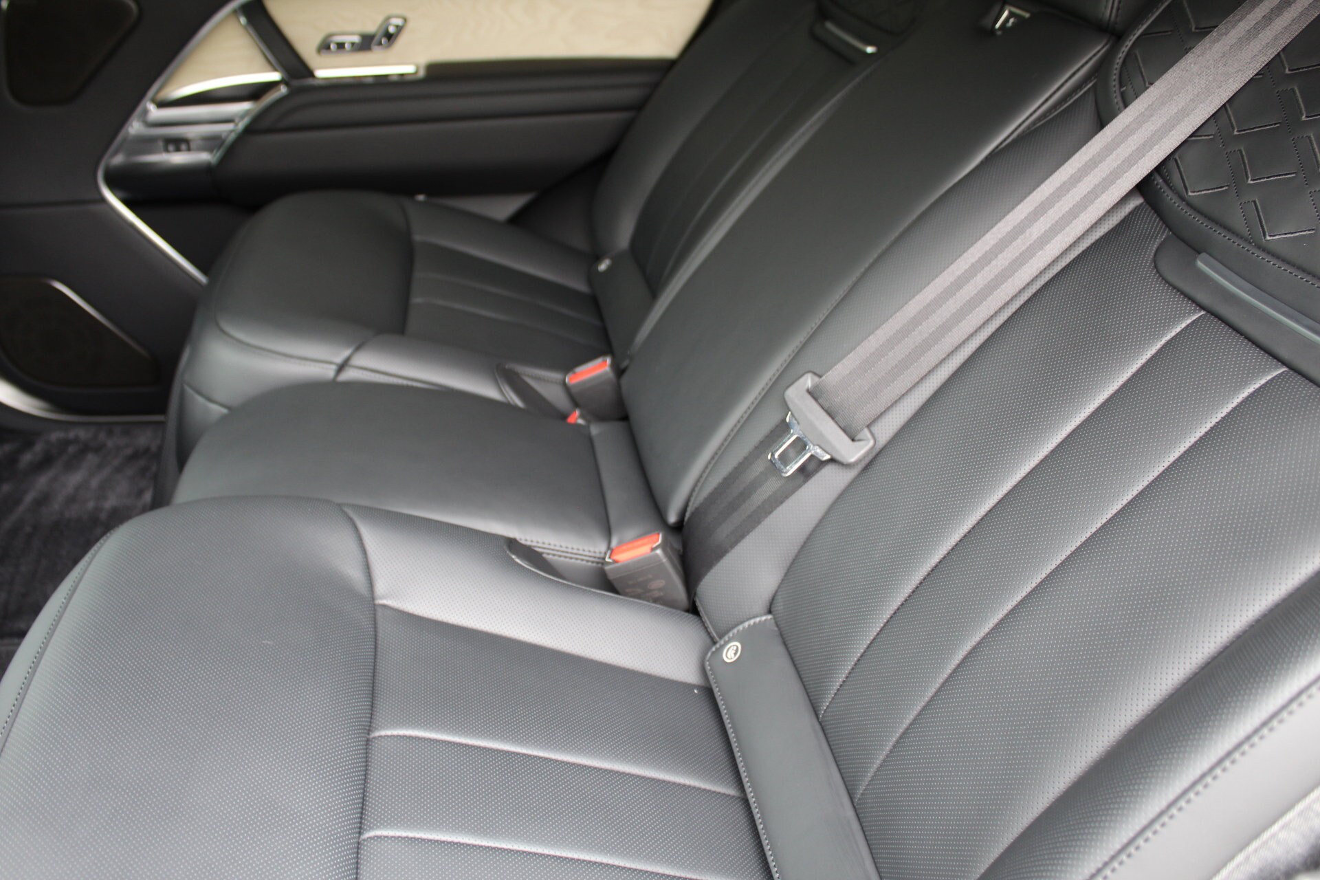 2025 Land Rover Range Rover SV photo 3