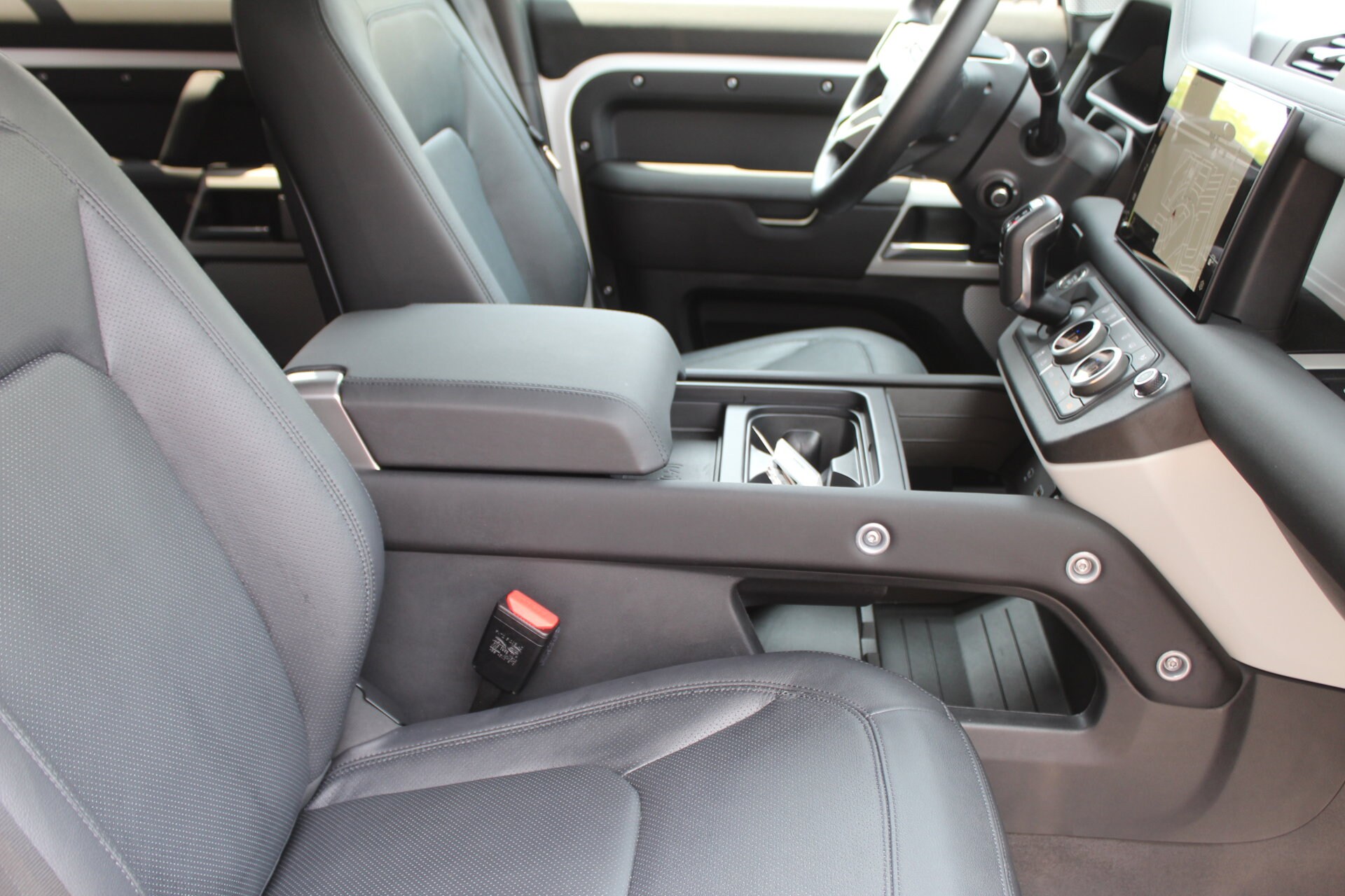 2024 Land Rover Defender S photo 3