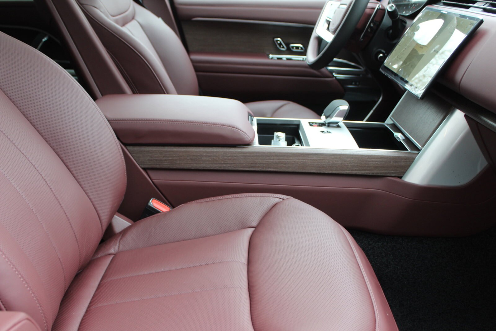 2025 Land Rover Range Rover SE photo 3