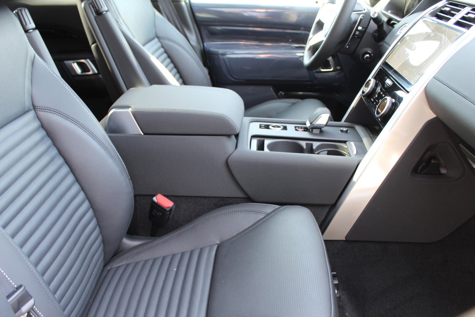 2025 Land Rover Discovery S photo 3