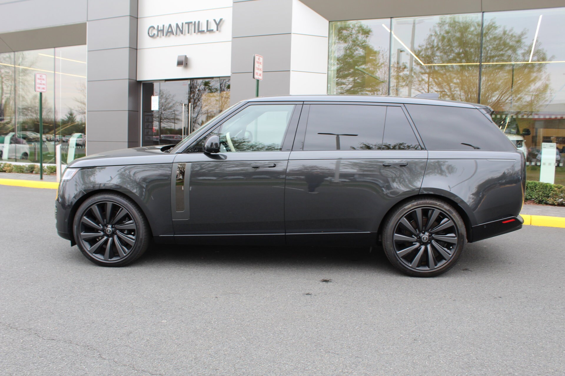2025 Land Rover Range Rover SV photo 4