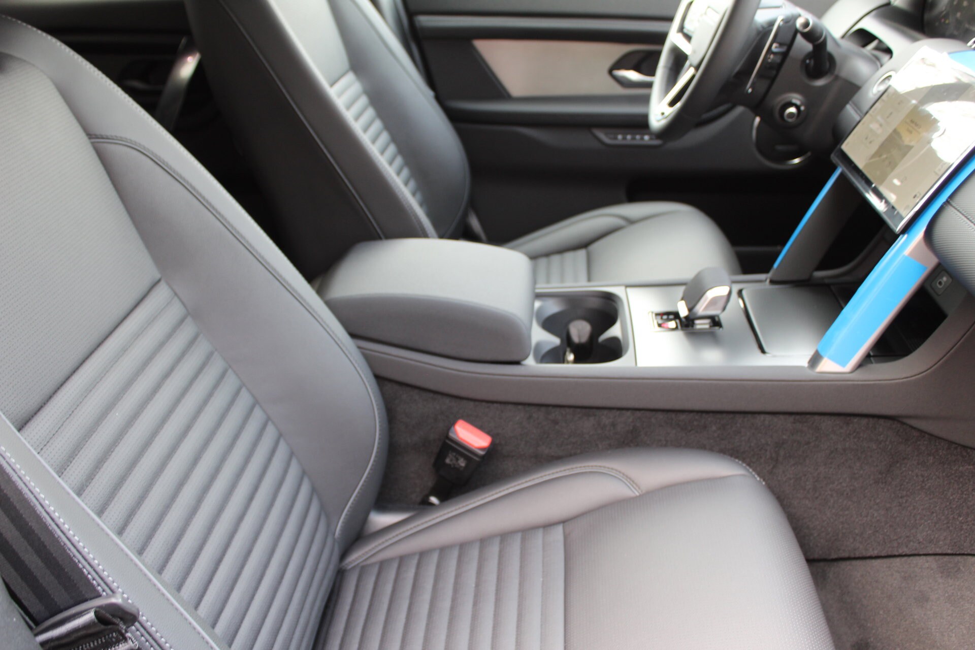 2025 Land Rover Discovery Sport Dynamic SE photo 3