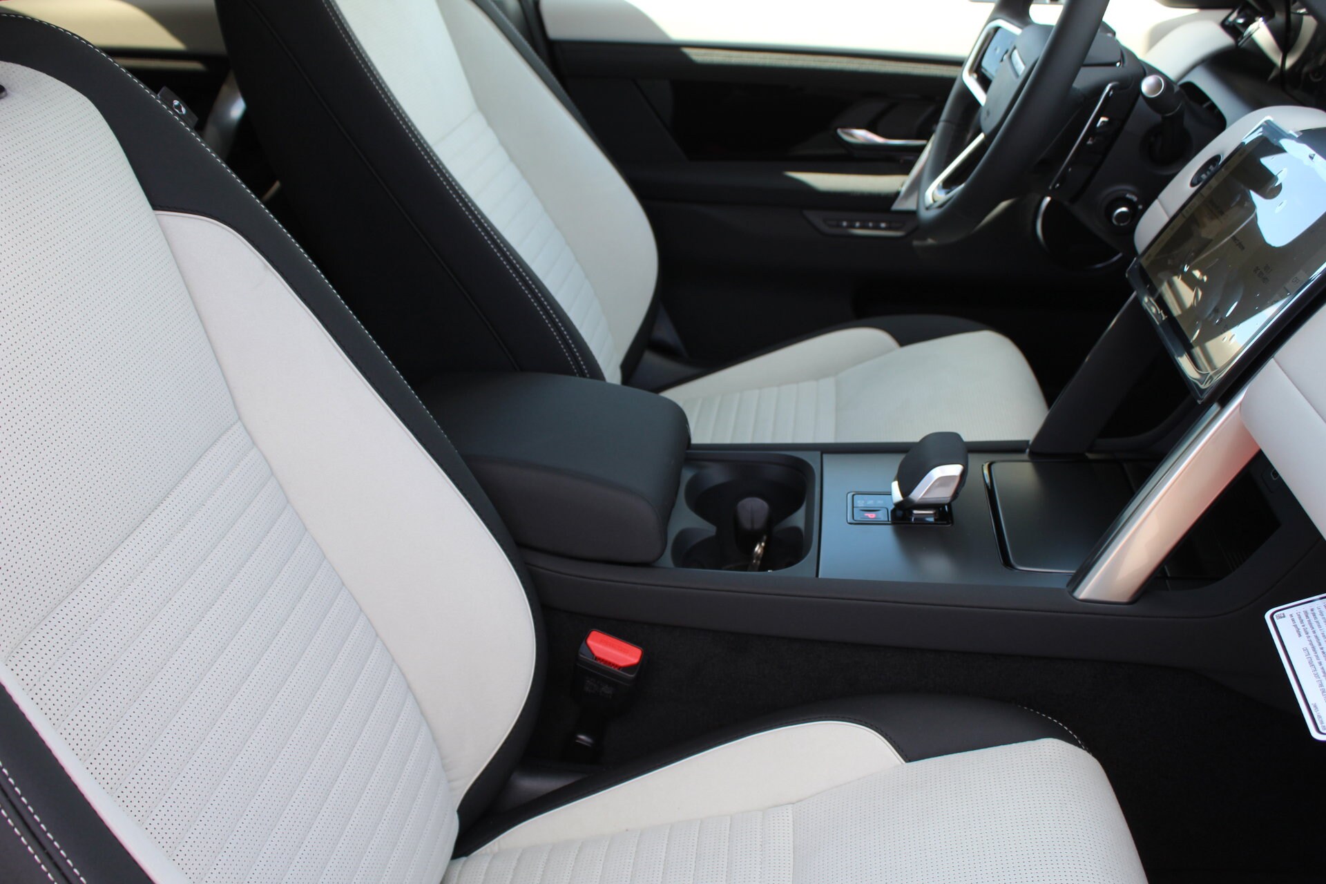 2025 Land Rover Discovery Sport S photo 3