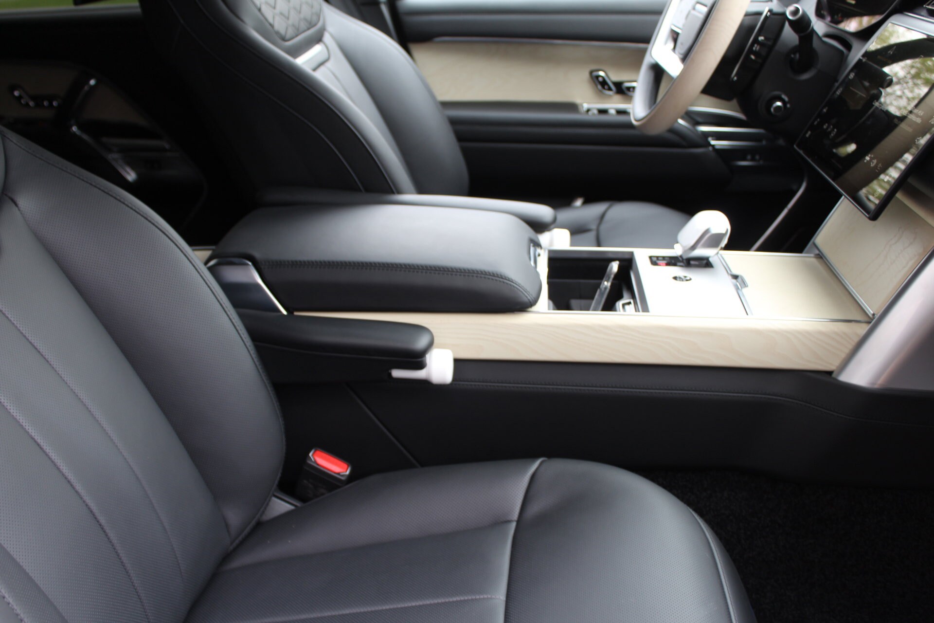 2025 Land Rover Range Rover SV photo 2