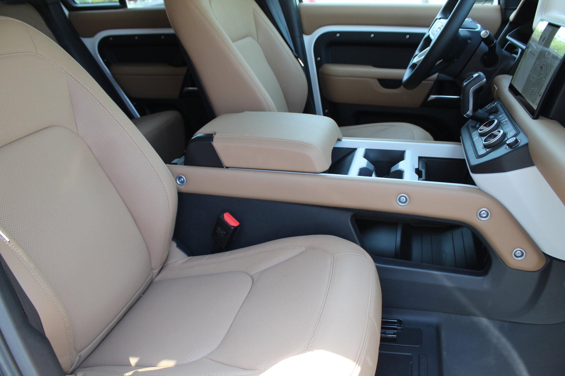2025 Land Rover Defender 110 X-Dynamic SE photo 3