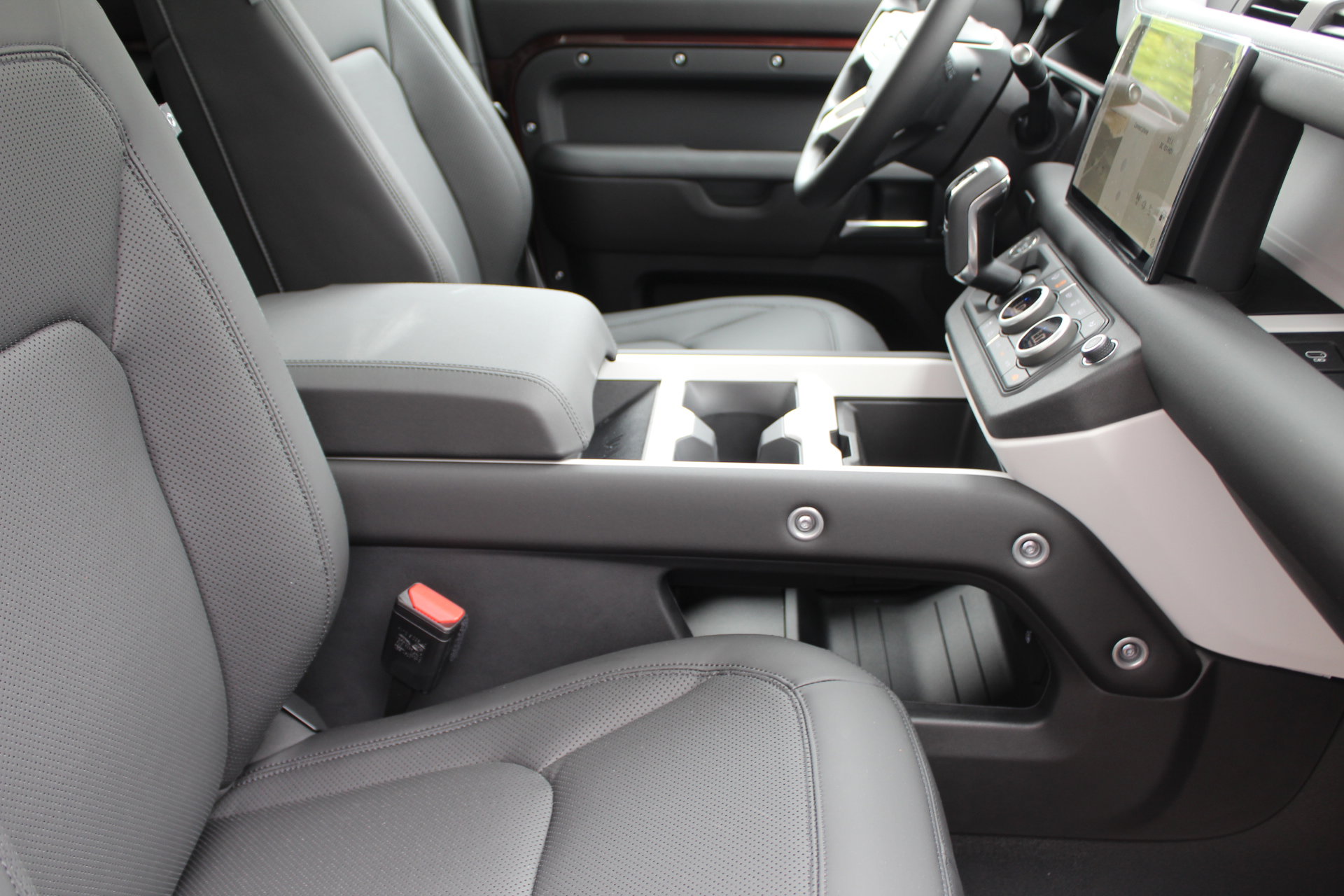 2025 Land Rover Defender 130 S photo 3