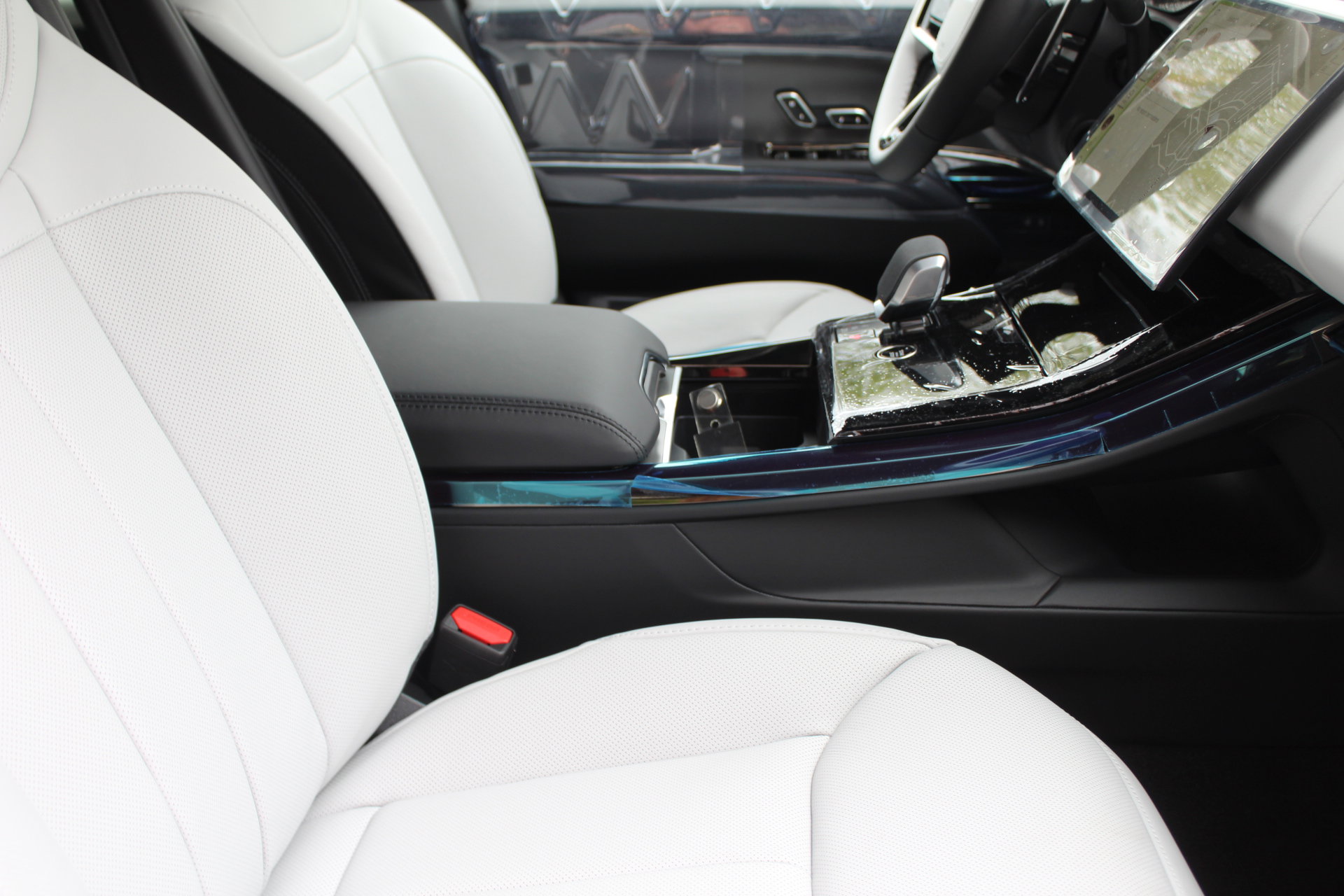 2025 Land Rover Range Rover Sport SE photo 3