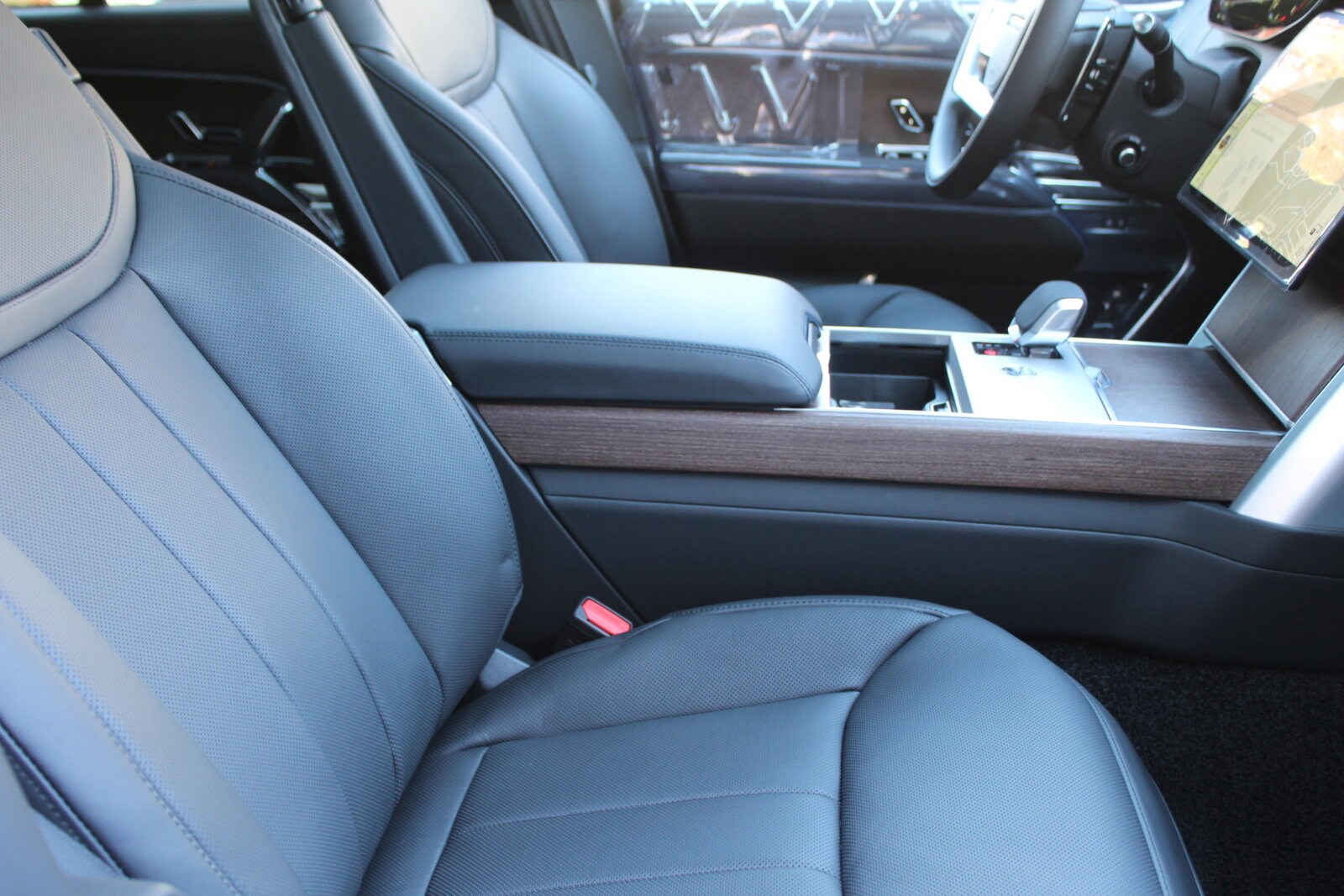 2025 Land Rover Range Rover SE photo 3