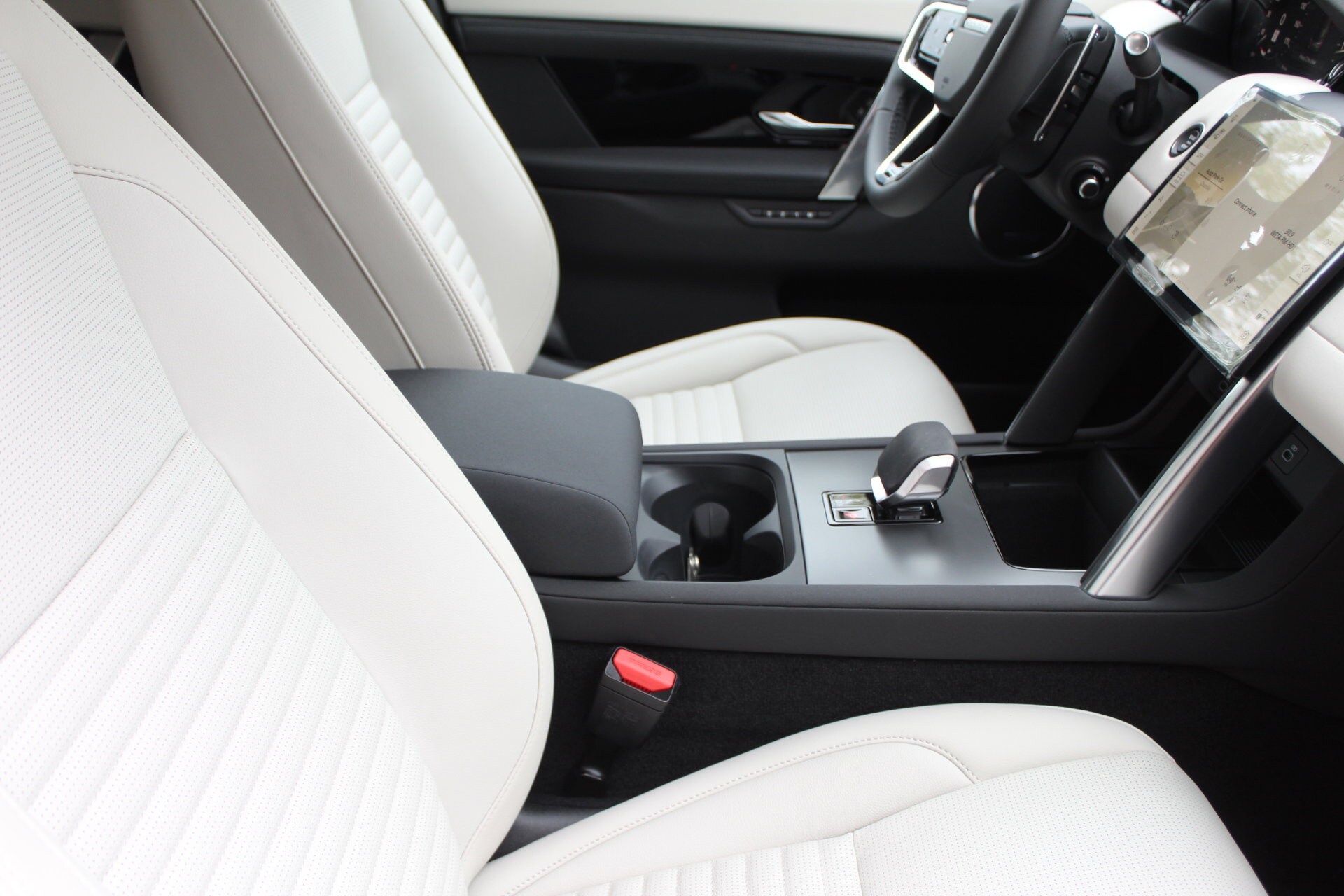 2025 Land Rover Discovery Sport S photo 3