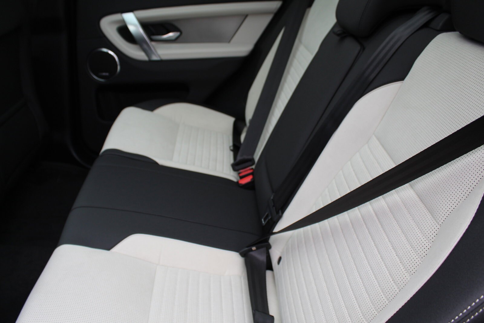 2025 Land Rover Discovery Sport Dynamic SE photo 4