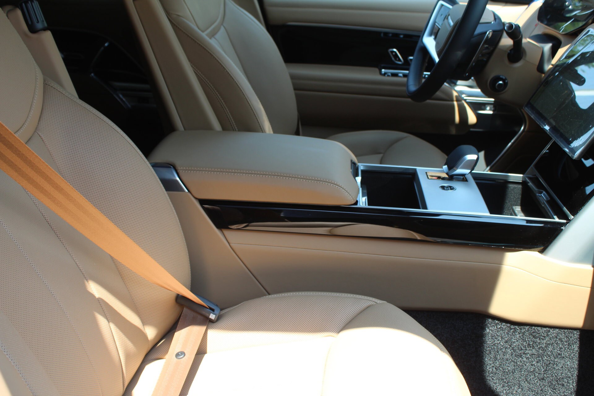 2025 Land Rover Range Rover SE photo 3