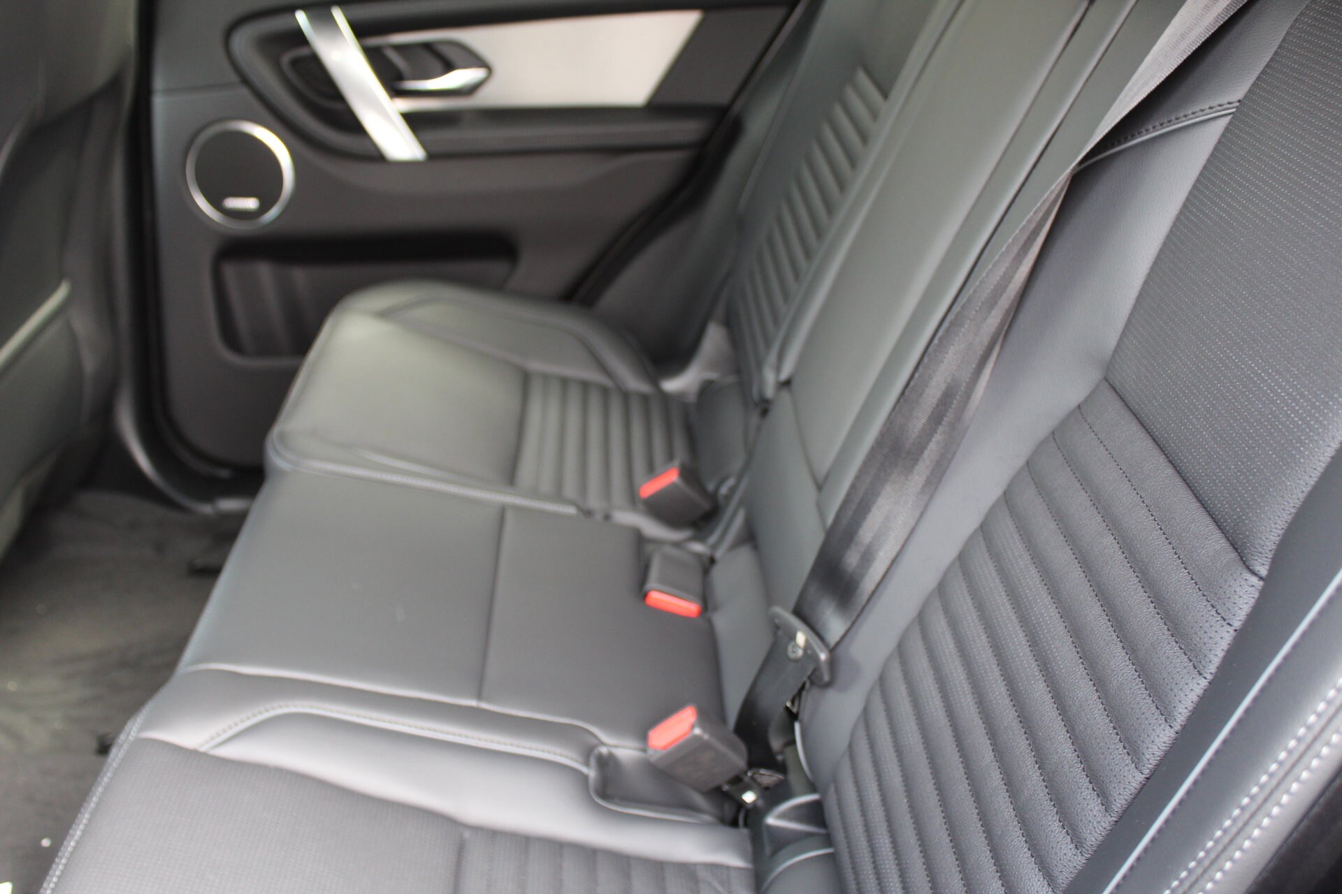 2025 Land Rover Discovery Sport Dynamic SE photo 4