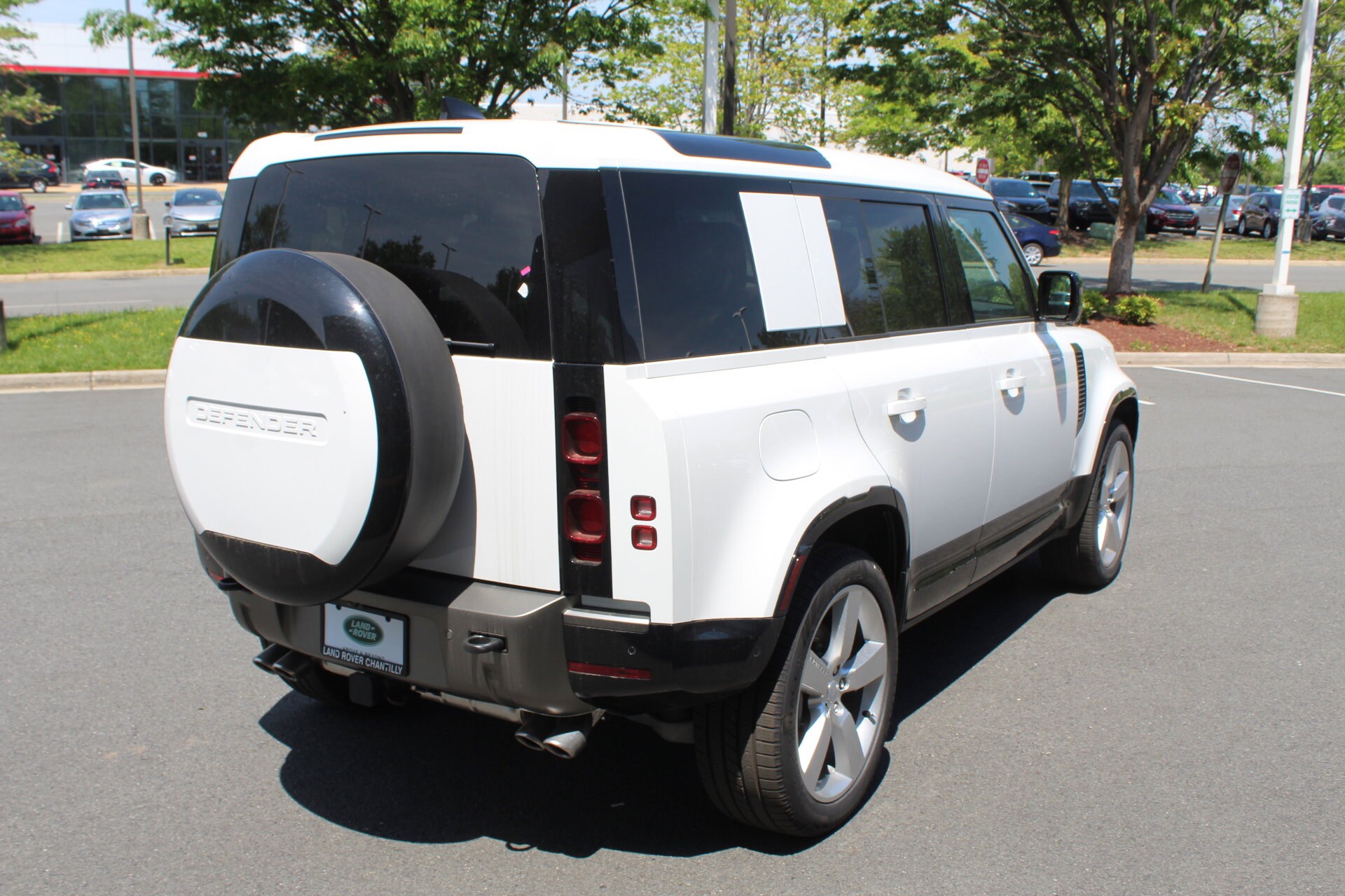2025 Land Rover Defender 110 X-Dynamic SE photo 2