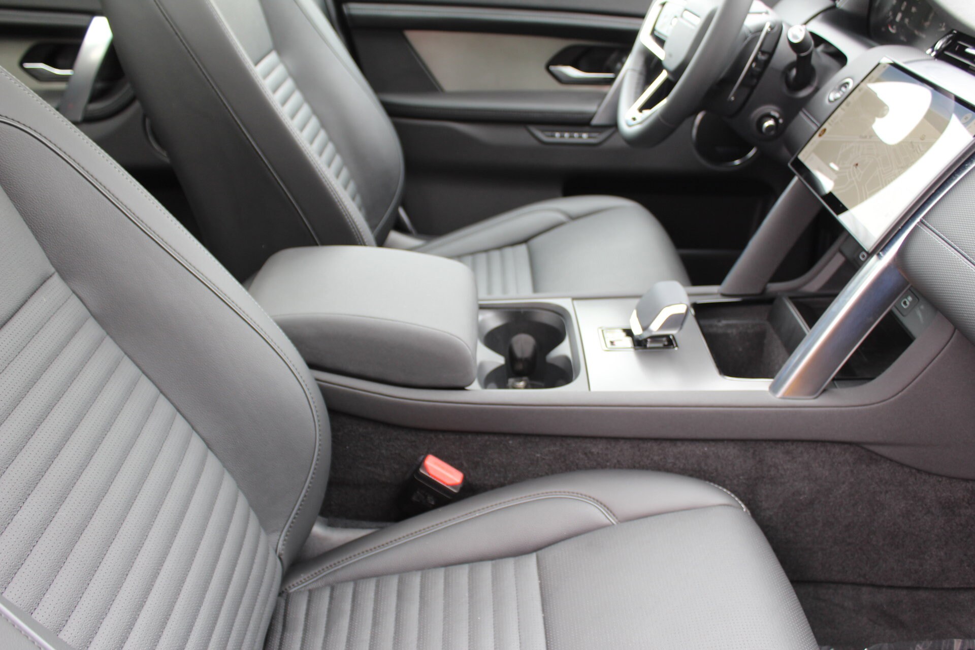 2024 Land Rover Discovery Sport Dynamic SE photo 3