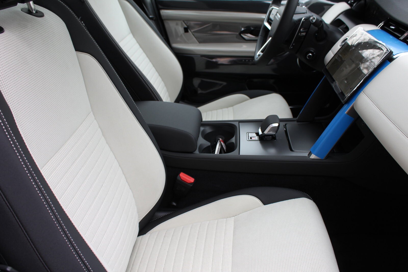 2025 Land Rover Discovery Sport Dynamic SE photo 3