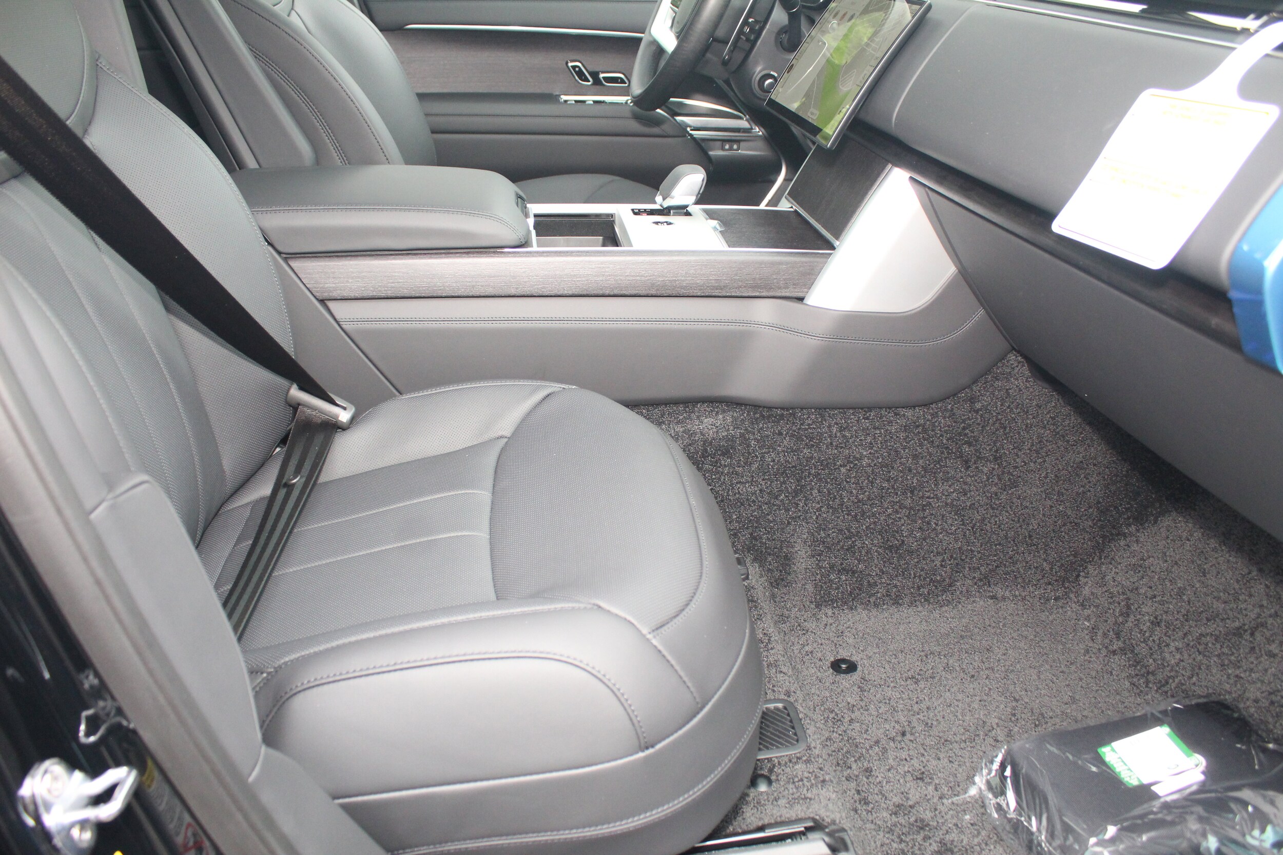 2025 Land Rover Range Rover SE photo 3