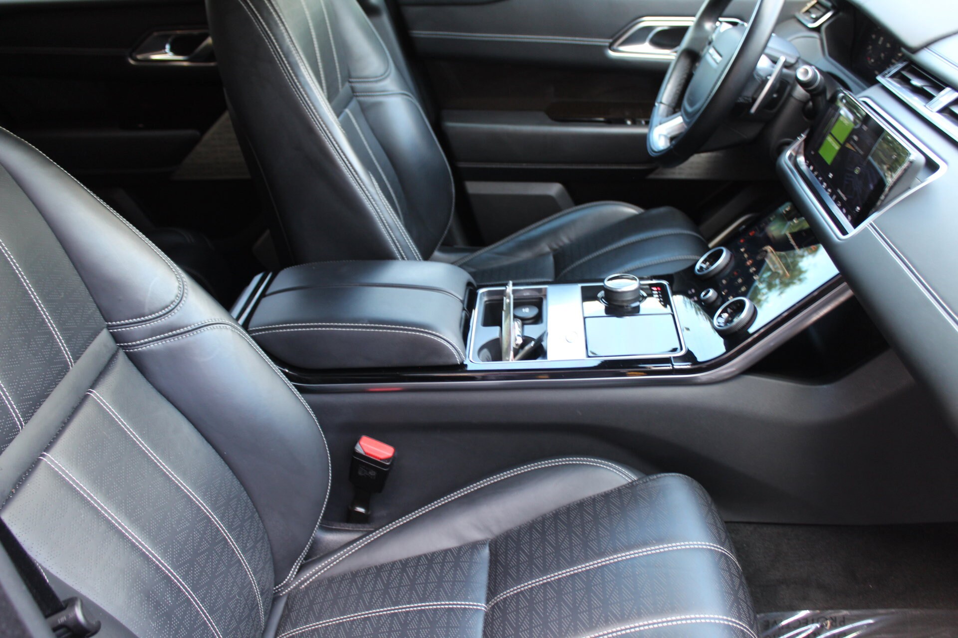 2018 Land Rover Range Rover Velar R-Dynamic HSE photo 3