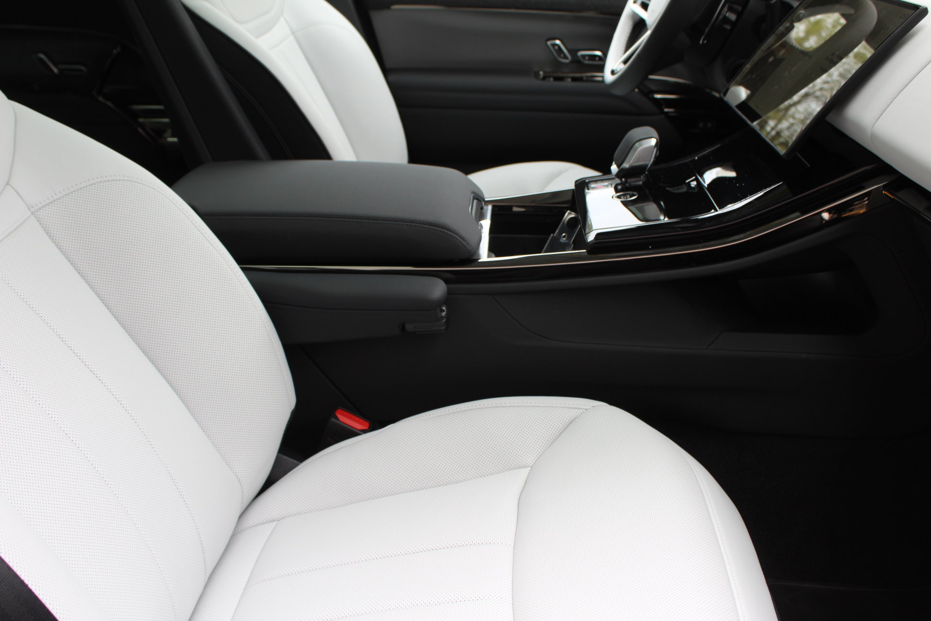 2025 Land Rover Range Rover Sport SE photo 2