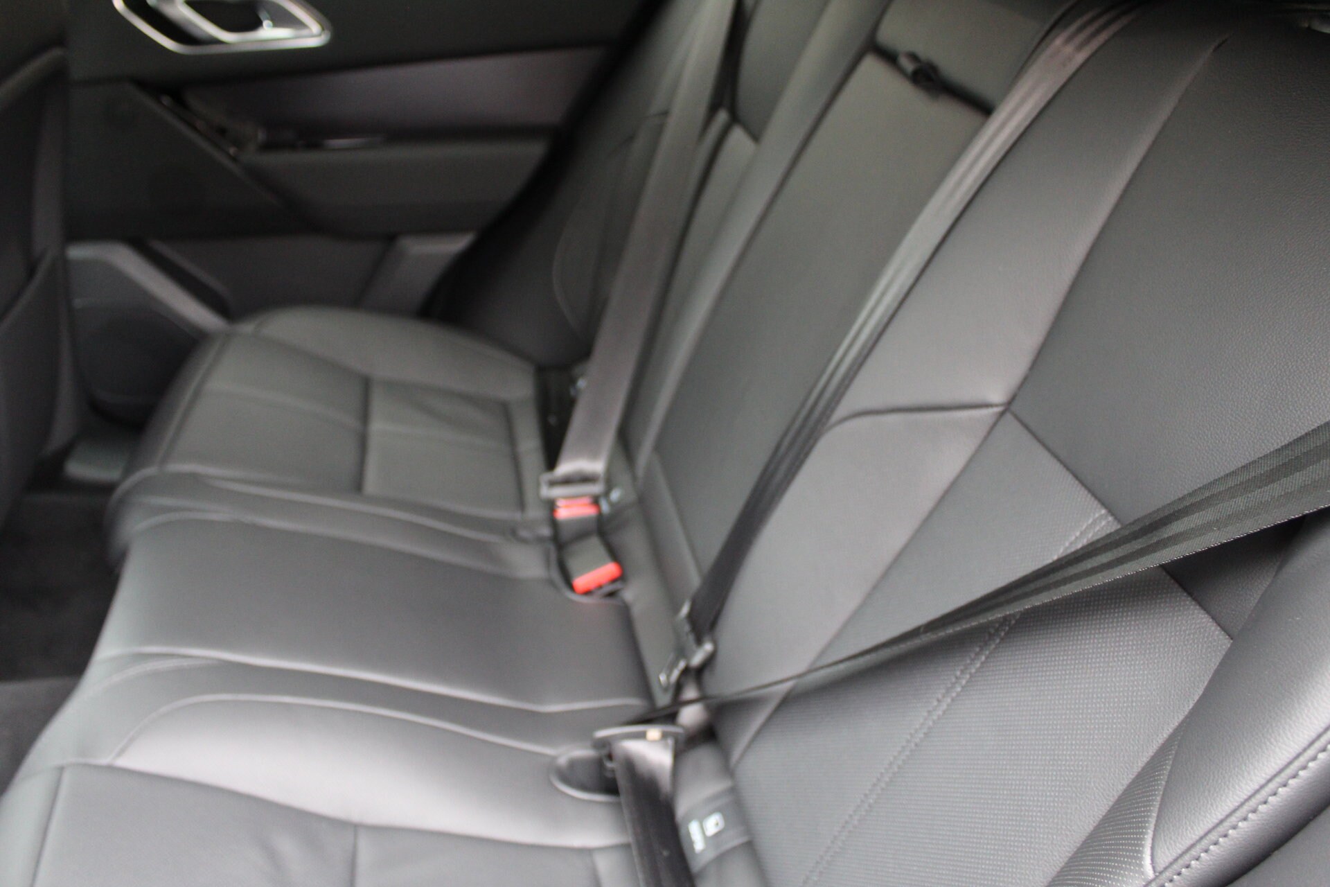 2026 Land Rover Range Rover Velar SE photo 4