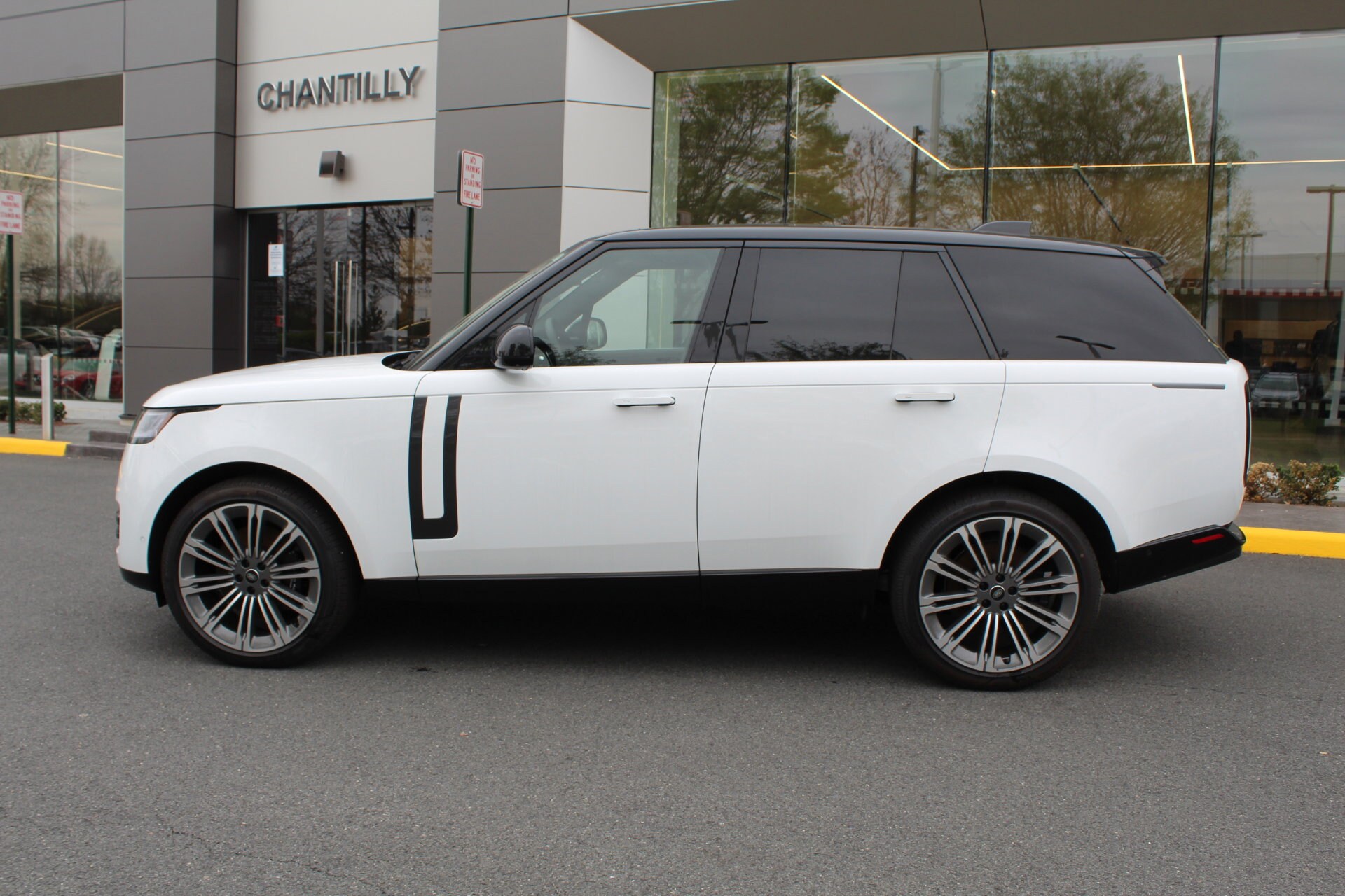 2025 Land Rover Range Rover SE photo 4