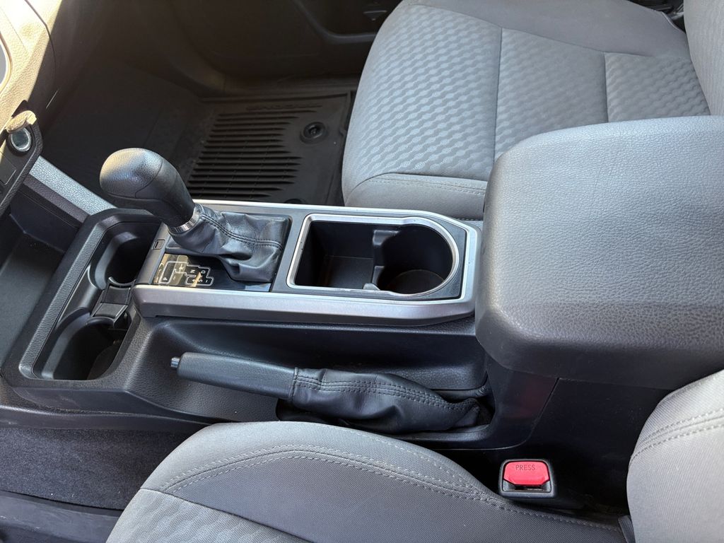 2022 Toyota Tacoma SR5 V6 photo 2