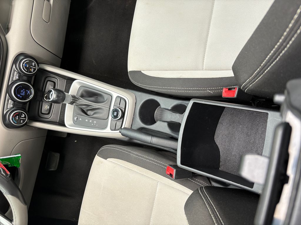 2023 Hyundai Venue SEL photo 2