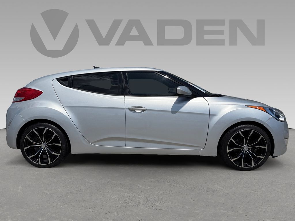 2016 Hyundai Veloster Base photo 2
