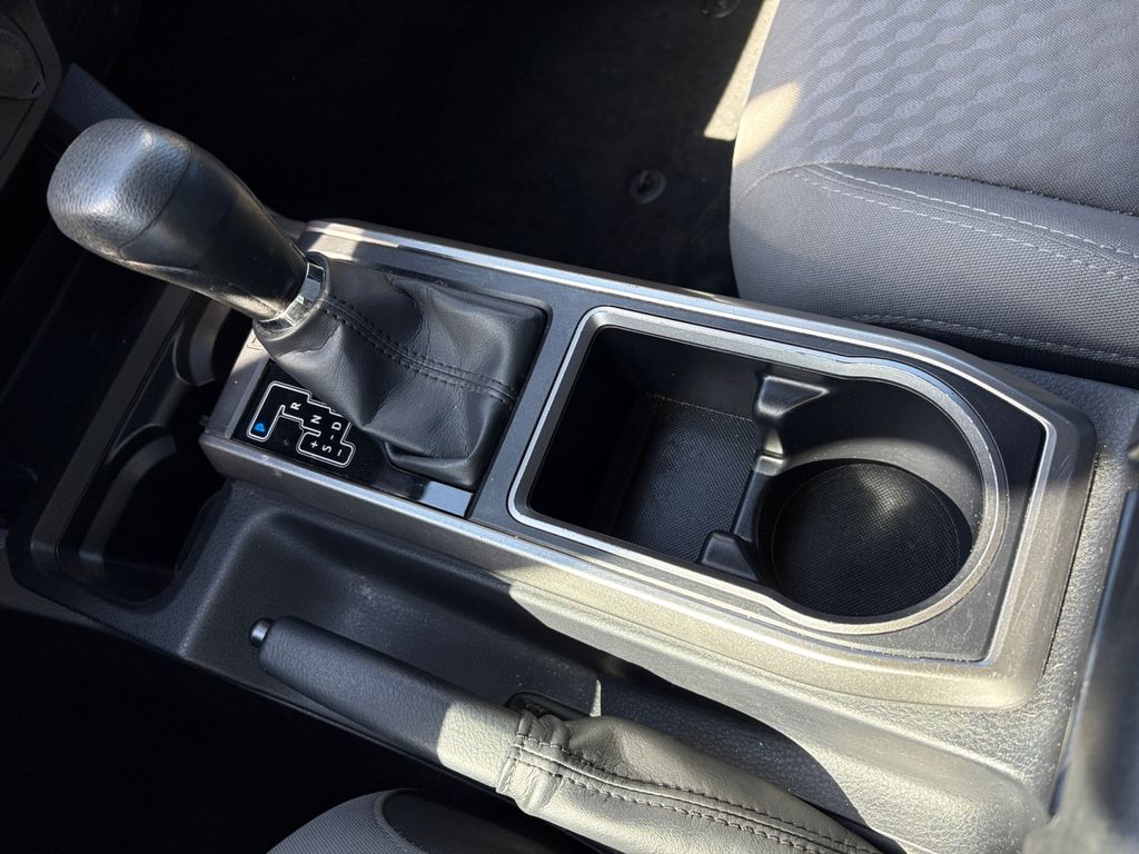 2022 Toyota Tacoma 4x4 SR5 Access Cab photo 2