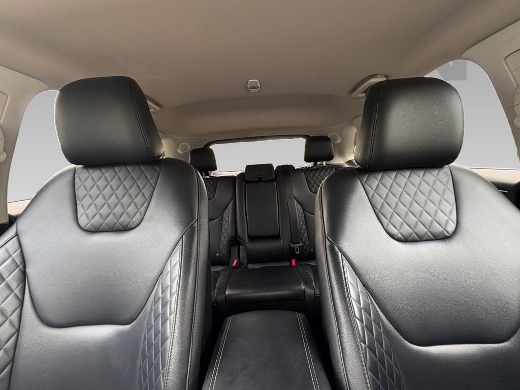 2024 Ford Edge Titanium photo 2