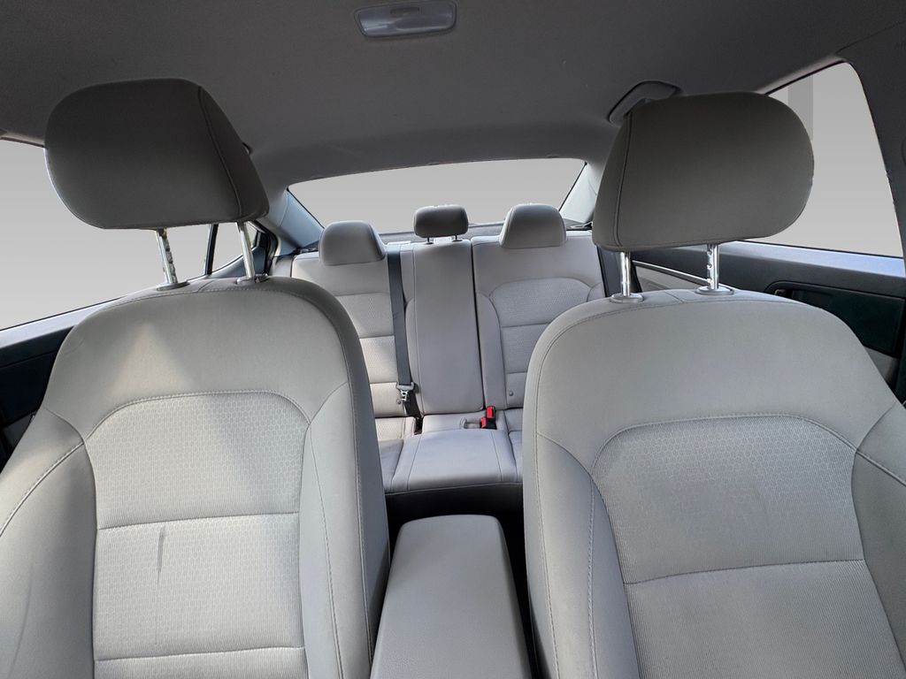 2017 Hyundai Elantra SE photo 2