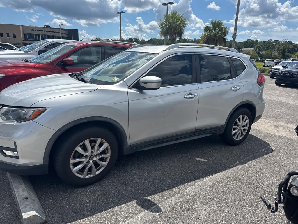 2017 Nissan Rogue SV photo 3